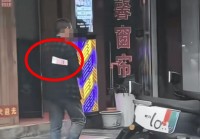 “两公里撒了万把块钱！”贵州铜仁一男子边走边扔百元钞票，商铺老板：真钱