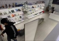 广东一鞋店老板睡过头，被一群着急看电视的小学生连敲带喊催开门，调皮网友点外卖助攻