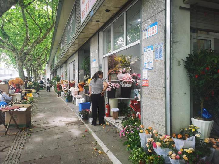 当母亲节遇上护士节，鲜花店和蛋糕店开始忙，芍药、康乃馨上C位