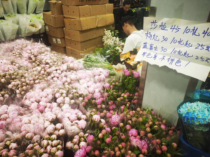 当母亲节遇上护士节，鲜花店和蛋糕店开始忙，芍药、康乃馨上C位