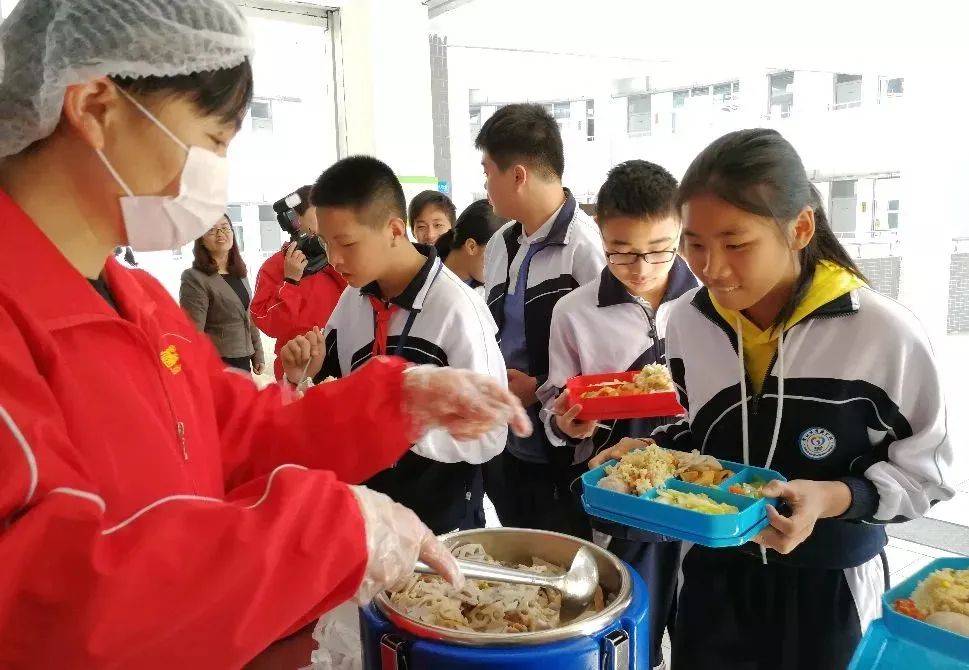 深圳一区回应公办中小学自建食堂建议，并公布改造时间表