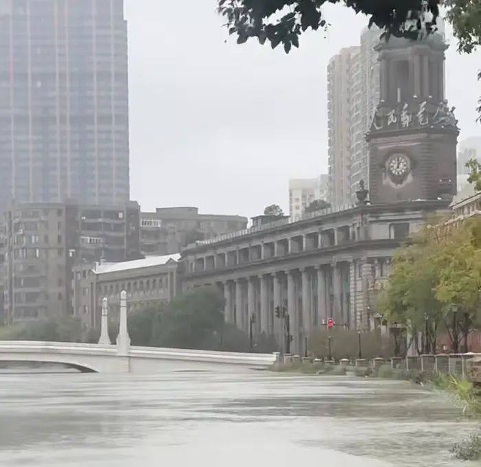 上海市民注意：暴雨将继续，只要熬过今天就好！“苏州河满上来了？”官方最新回应→