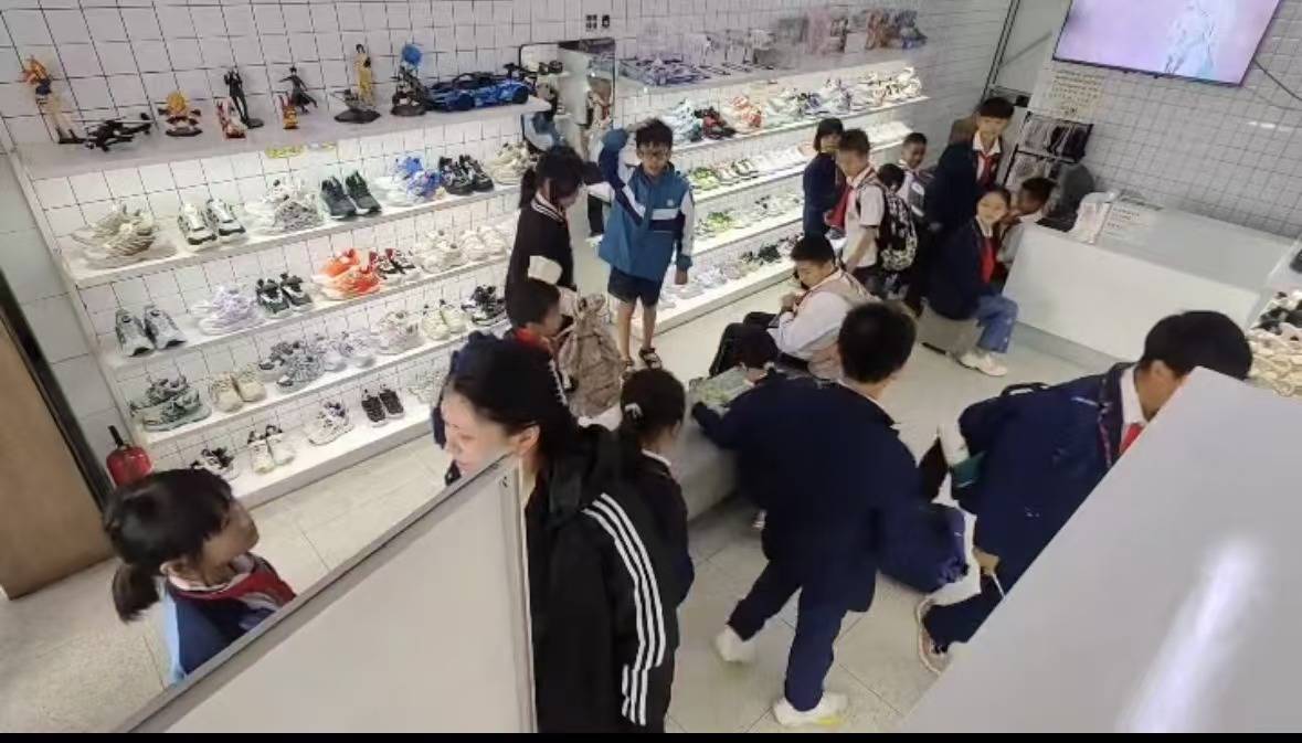 广东一鞋店老板睡过头，被一群着急看电视的小学生连敲带喊催开门，调皮网友点外卖助攻