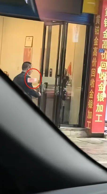 “两公里撒了万把块钱！”贵州铜仁一男子边走边扔百元钞票，商铺老板：真钱