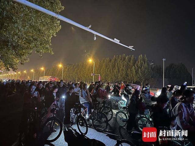 “夜骑开封”被按下暂停键 郑开大道非机动车道临时全线禁行｜封面深镜